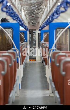 Interno della seconda categoria treno auto in Sri Lanka da Colombo a Matara. Colombo, Sri Lanka. Foto Stock