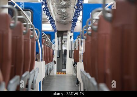 Interno della seconda categoria treno auto in Sri Lanka da Colombo a Matara. Colombo, Sri Lanka. Foto Stock