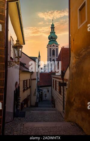 Via del centro storico di Cesky Krumlov sul tramonto. Repubblica ceca. Foto Stock