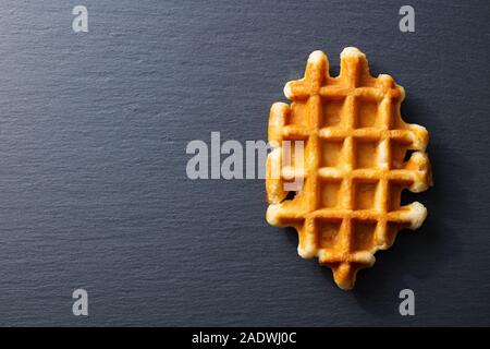 I waffle belgi. Sfondo di ardesia. Copia dello spazio. Vista dall'alto. Foto Stock