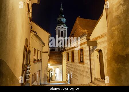 Strada notte nel centro storico di Cesky Krumlov. Repubblica ceca. Foto Stock