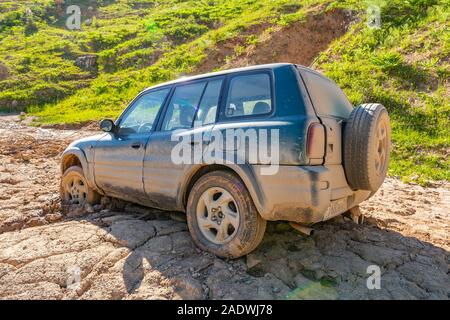 Khoburobot passare da Qalai Khumb a Dushanbe SUV Jeep bloccata nel fango scorrono su un soleggiato Blue Sky giorno Foto Stock