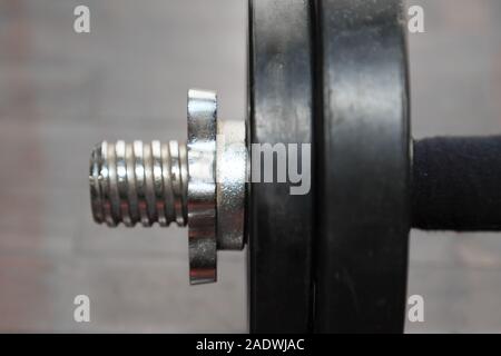 Il vecchio arrugginito manubri gommato closeup view Foto Stock