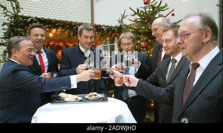 05 dicembre 2019, Berlin: Armin Laschet (CDU, l-r), il primo ministro del Land Renania settentrionale-Vestfalia, Tobias Hans (CDU), il primo ministro del Land Saarland, Markus Söder (CSU), il Primo Ministro della Baviera, e Daniel Günther (CDU) sono in accordo con Nürnberger Rostbratwürstel e Glühwein, Ministro Presidente in Schleswig-Holstein, Dietmar Woidke (SPD), il Ministro Presidente nel Brandeburgo, Michael Kretschmer (CDU), il Ministro Presidente della Sassonia e Reiner Haseloff CDU), il Ministro Presidente in Sassonia-Anhalt, presso il Ministro Presidente della Conferenza presso il governo bavarese di rappresentanza. Gli argomenti previsti sono tra altri Foto Stock