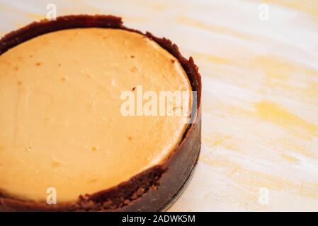 Insieme, appena sfornato cheesecake su sfondo neutro Foto Stock