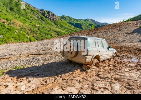 Khoburobot passare da Qalai Khumb a Dushanbe SUV Jeep bloccata nel fango scorrono su un soleggiato Blue Sky giorno Foto Stock