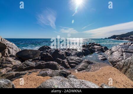 Riflessioni, sole e sabbia su questa spiaggia della costa catalana Foto Stock