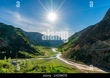 Khoburobot passare da Qalai Khumb a Dushanbe vista panoramica mozzafiato del Fiume Obikhingou valle su un soleggiato Blue Sky giorno Foto Stock
