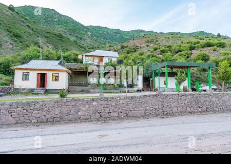 Khoburobot passare da Qalai Khumb a Dushanbe vista del villaggio di Tavildara Obikhingou e sulla valle del fiume su una soleggiata cielo blu giorno Foto Stock