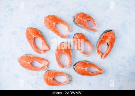 Materie filetti di salmone pattern su uno sfondo blu Foto Stock