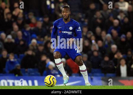 Londra, Regno Unito. 04 Dic, 2019. Michy Batshuayi del Chelsea in azione. Premier League, Chelsea v Aston Villa a Stadio Stamford Bridge di Londra il Mercoledì 4 dicembre 2019. Questa immagine può essere utilizzata solo per scopi editoriali. Solo uso editoriale, è richiesta una licenza per uso commerciale. Nessun uso in scommesse, giochi o un singolo giocatore/club/league pubblicazioni. pic da Steffan Bowen/Andrew Orchard fotografia sportiva/Alamy Live news Credito: Andrew Orchard fotografia sportiva/Alamy Live News Foto Stock