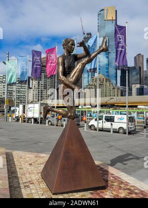 Statua di bronzo di iconico kick da calciatore AFLW Tayla Harris da Terrance Plowright sulla visualizzazione temporanea a Federation Square Melbourne Victoria Australia. Foto Stock