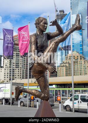 Statua di bronzo di iconico kick da calciatore AFLW Tayla Harris da Terrance Plowright sulla visualizzazione temporanea a Federation Square Melbourne Victoria Australia. Foto Stock