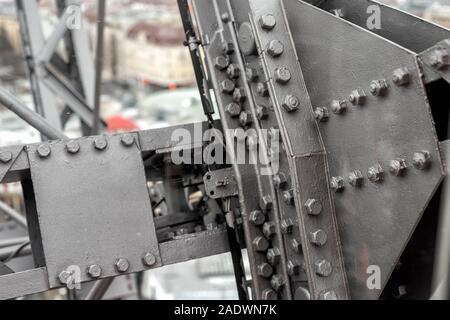 Close-up verniciato grigio ferro acciaio costruzione trave del telaio della vecchia ruota gigante nel parco divertimenti Prater di Vienna. Industriale struttura in metallo Foto Stock