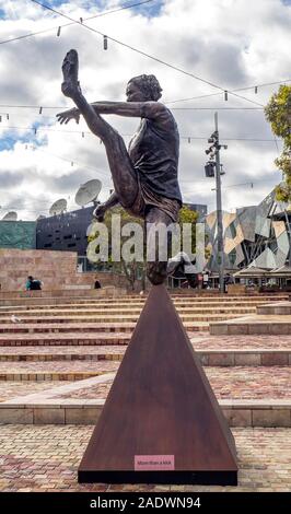 Statua di bronzo di iconico kick da calciatore AFLW Tayla Harris da Terrance Plowright sulla visualizzazione temporanea a Federation Square Melbourne Victoria Australia. Foto Stock