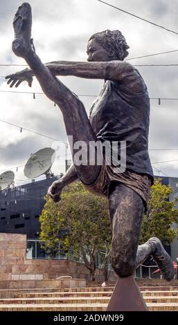 Statua di bronzo di iconico kick da calciatore AFLW Tayla Harris da Terrance Plowright sulla visualizzazione temporanea a Federation Square Melbourne Victoria Australia. Foto Stock