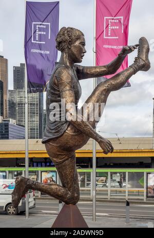 Statua di bronzo di iconico kick da calciatore AFLW Tayla Harris da Terrance Plowright sulla visualizzazione temporanea a Federation Square Melbourne Victoria Australia. Foto Stock