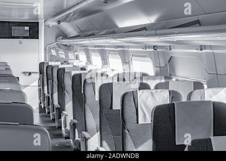 Interno del vuoto trasporto passeggeri del treno. Foto Stock