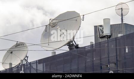 Satellite di telecomunicazione piatti per il broadcasting radio e televisione. Foto Stock