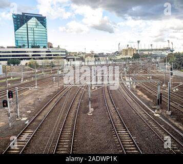 I binari ferroviari in partenza da Flinders Street Stazione ferroviaria in direzione Jolimont Melbourne Victoria Australia. Foto Stock