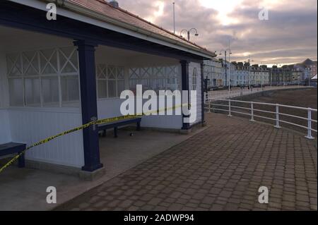 Aberystwyth Promenade 'bagno rock shelter' dipinte recentemente per rimuovere i graffiti di atti di vandalismo Foto Stock