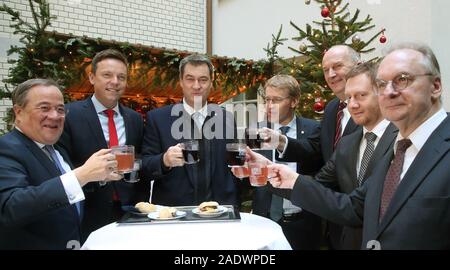 05 dicembre 2019, Berlin: Armin Laschet (CDU, l-r), il primo ministro del Land Renania settentrionale-Vestfalia, Tobias Hans (CDU), il primo ministro del Land Saarland, Markus Söder (CSU), il Primo Ministro della Baviera, e Daniel Günther (CDU) sono in accordo con Nürnberger Rostbratwürstel e Glühwein, Ministro Presidente in Schleswig-Holstein, Dietmar Woidke (SPD), il Ministro Presidente nel Brandeburgo, Michael Kretschmer (CDU), il Ministro Presidente della Sassonia e Reiner Haseloff CDU), il Ministro Presidente in Sassonia-Anhalt, presso il Ministro Presidente della Conferenza presso il governo bavarese di rappresentanza. Gli argomenti previsti sono tra altri Foto Stock