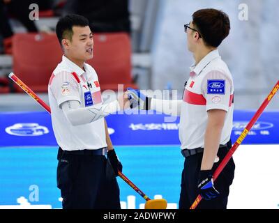 Xining. 05 Dic, 2019. Tian Jiafeng(L) e Xu Jingtao della Cina reagisce durante l'uomo corrisponde all'International Curling Elite 2019 contro la Svezia in Xining, capitale della Cina nord-occidentale della Provincia di Qinghai, Dic05, 2019. Credito: Zhang lunghe/Xinhua/Alamy Live News Foto Stock