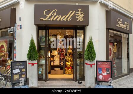 Dusseldorf, Germania, 24 novembre 2019, cioccolata Lindt negozio vicino al centro della citta'. Foto Stock