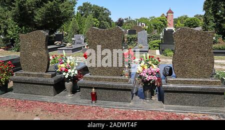 Oggetto contrassegnato per la rimozione definitiva nel cimitero pubblico Foto Stock