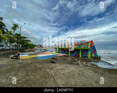 Puerto Limon/Costa Rica - 11/7/19: un segno colorato che si traduce in inglese di "migliori circa il limone è la sua gente" sulla spiaggia in Puerto Limon, Co Foto Stock