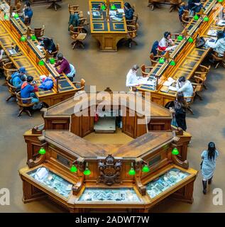 Centrale di palco in legno e tabelle piena di studenti che studiano in La Trobe Sala Lettura della Biblioteca di Stato di Melbourne Victoria Australia. Foto Stock