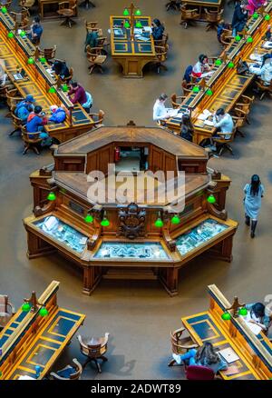 Centrale di palco in legno e tabelle piena di studenti che studiano in La Trobe Sala Lettura della Biblioteca di Stato di Melbourne Victoria Australia. Foto Stock