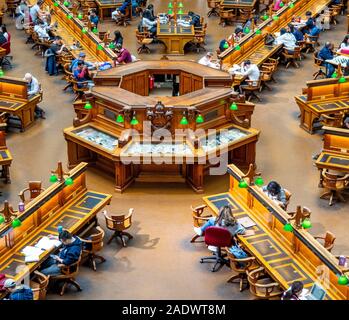 Centrale di palco in legno e tabelle piena di studenti che studiano in La Trobe Sala Lettura della Biblioteca di Stato di Melbourne Victoria Australia. Foto Stock