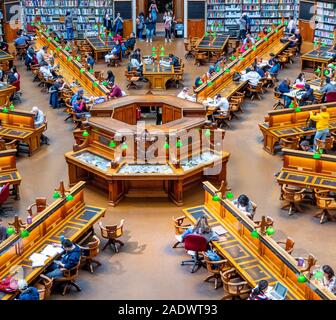 Centrale di palco in legno e tabelle piena di studenti che studiano in La Trobe Sala Lettura della Biblioteca di Stato di Melbourne Victoria Australia. Foto Stock