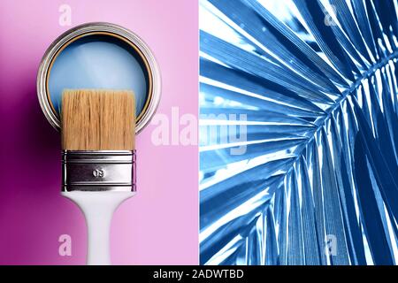 Collage creativo con il colore blu, ispirata dal colore dell'anno 2020. Foto Stock