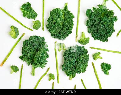 Layout creativo fatto di kale. Lay piatto. Concetto di cibo. Foto Stock