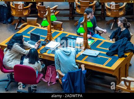 Tavoli in legno pieno di studenti che studiano in La Trobe Sala Lettura della Biblioteca di Stato di Melbourne Victoria Australia. Foto Stock