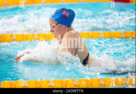 Gran Bretagna Siobhan-Marie O'Connor a competere in donne 100m singoli Medley si riscalda durante l'Unione breve corso di nuoto campionati a Tollcross International centro nuoto, Glasgow. Foto Stock