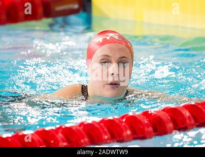 Gran Bretagna Siobhan-Marie O'Connor a competere in donne 100m singoli Medley si riscalda durante l'Unione breve corso di nuoto campionati a Tollcross International centro nuoto, Glasgow. Foto Stock