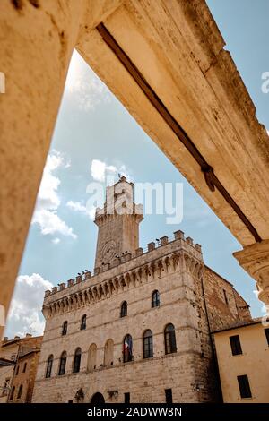 Il trecentesco Palazzo Comunale in Piazza Grande nel centro storico medievale e rinascimentale, la collina del centro storico di Montepulciano Toscana Italia EU Foto Stock