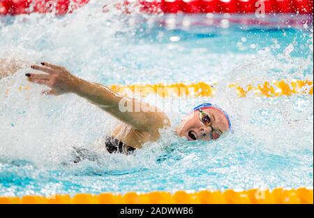 Gran Bretagna Siobhan-Marie O'Connor a competere in donne 100m singoli Medley si riscalda durante l'Unione breve corso di nuoto campionati a Tollcross International centro nuoto, Glasgow. Foto Stock