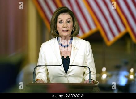 Washington, Stati Uniti d'America. 05 Dic, 2019. Presidente della Camera Nancy Pelosi annuncia che il Parlamento continuerà con gli articoli di impeachment contro il presidente Donald Trump, sul colle del Campidoglio di Washington il 5 dicembre 2019. Foto di Kevin Dietsch/UPI Credito: UPI/Alamy Live News Foto Stock