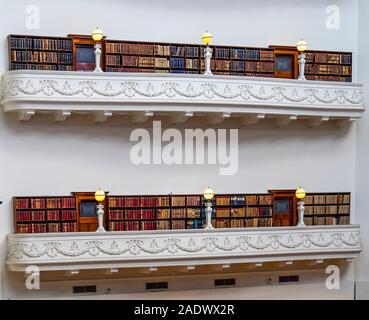 Volumi di libri nelle librerie nel LaTrobe Sala Lettura della Biblioteca di Stato di Melbourne Victoria Australia. Foto Stock