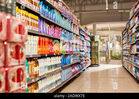 BUENOS AIRES / ARGENTINA - Luglio 2019: Full ripiani con detergente in un supermercato Foto Stock
