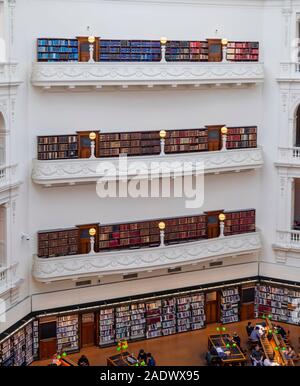 Volumi di libri nelle librerie nel LaTrobe Sala Lettura della Biblioteca di Stato di Melbourne Victoria Australia. Foto Stock