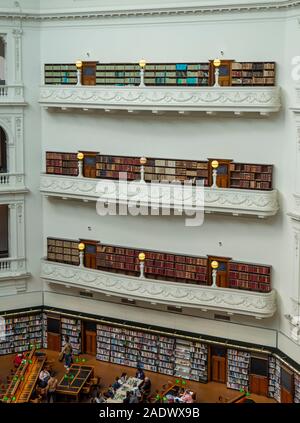 Volumi di libri nelle librerie nel LaTrobe Sala Lettura della Biblioteca di Stato di Melbourne Victoria Australia. Foto Stock