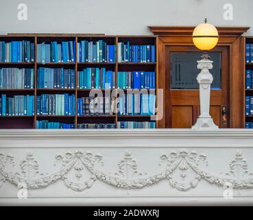 Volumi di libri blu in librerie nel LaTrobe Sala Lettura della Biblioteca di Stato di Melbourne Victoria Australia. Foto Stock