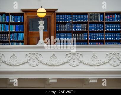 Volumi di libri blu in librerie nel LaTrobe Sala Lettura della Biblioteca di Stato di Melbourne Victoria Australia. Foto Stock