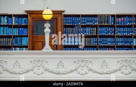 Volumi di libri blu in librerie nel LaTrobe Sala Lettura della Biblioteca di Stato di Melbourne Victoria Australia. Foto Stock