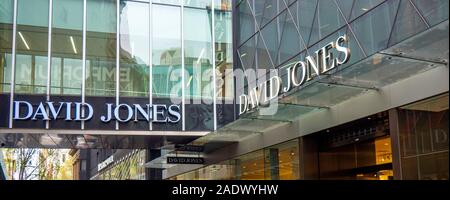 Un ponte pedonale collega Emporium Melbourne con David Jones Department Store su Little Bourke Street Melbourne Victoria Australia. Foto Stock